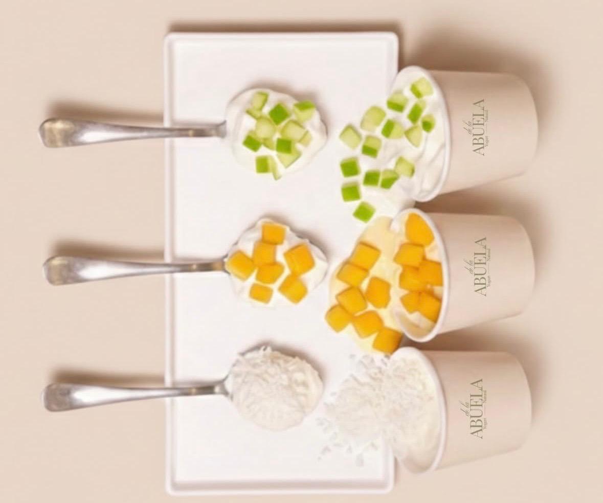 Frascos de yogurt artesanal listos para entrega